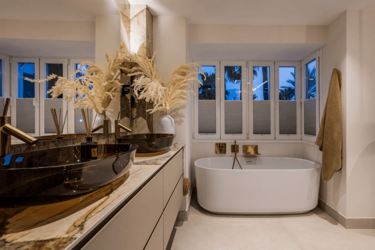 LUXURY APARTMENT IN PALM BEACH, MARBELLA-Bedrooms: 3 Bathrooms: 2
