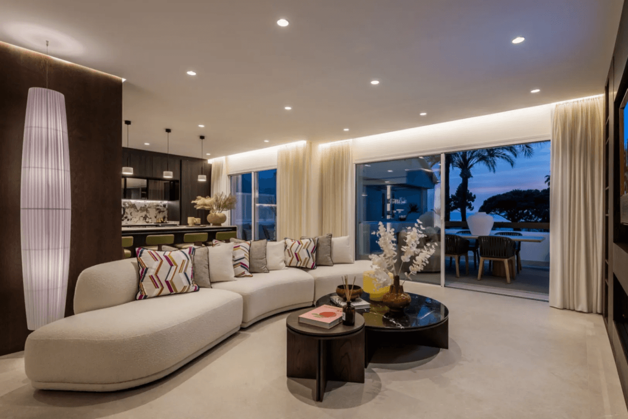 LUXURY APARTMENT IN PALM BEACH, MARBELLA-Bedrooms: 3 Bathrooms: 2