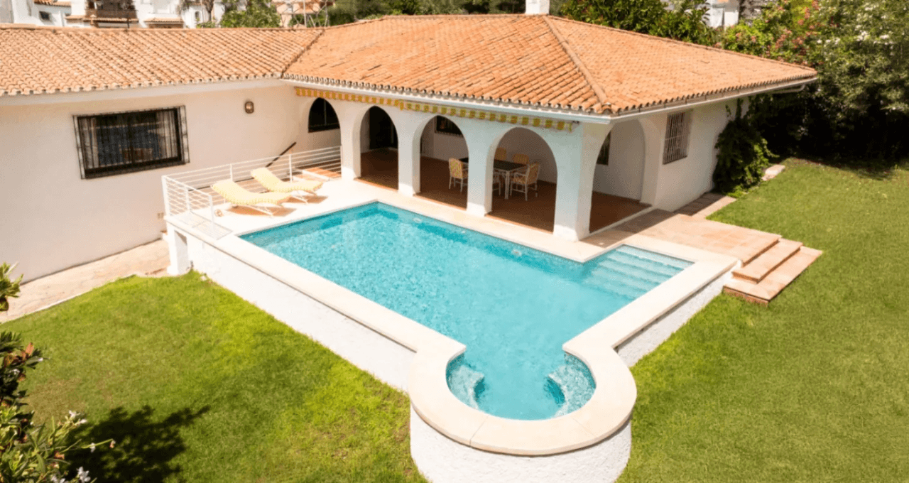 Adelfa 18 — Single-level villa with great potential in Alta Vista