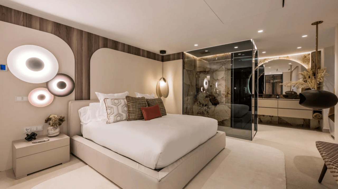 LUXURY APARTMENT IN PALM BEACH, MARBELLA-Bedrooms: 3 Bathrooms: 2