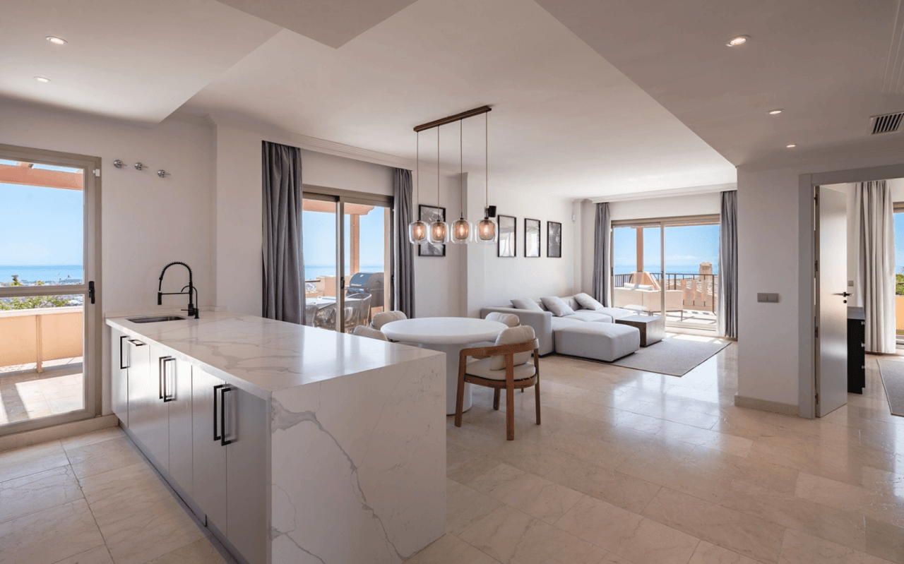 Spectacular single-level penthouse with panoramic sea views in Hacienda del Señorio de Cifuentes, Benahavís.