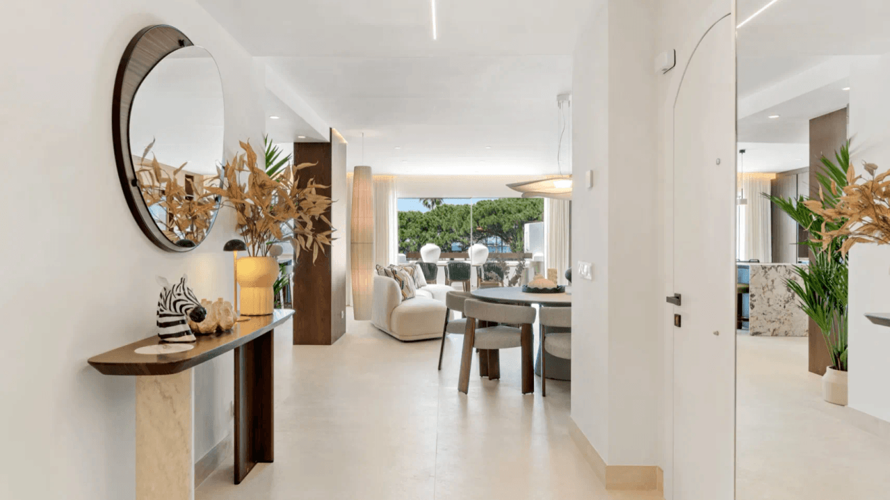 LUXURY APARTMENT IN PALM BEACH, MARBELLA-Bedrooms: 3 Bathrooms: 2
