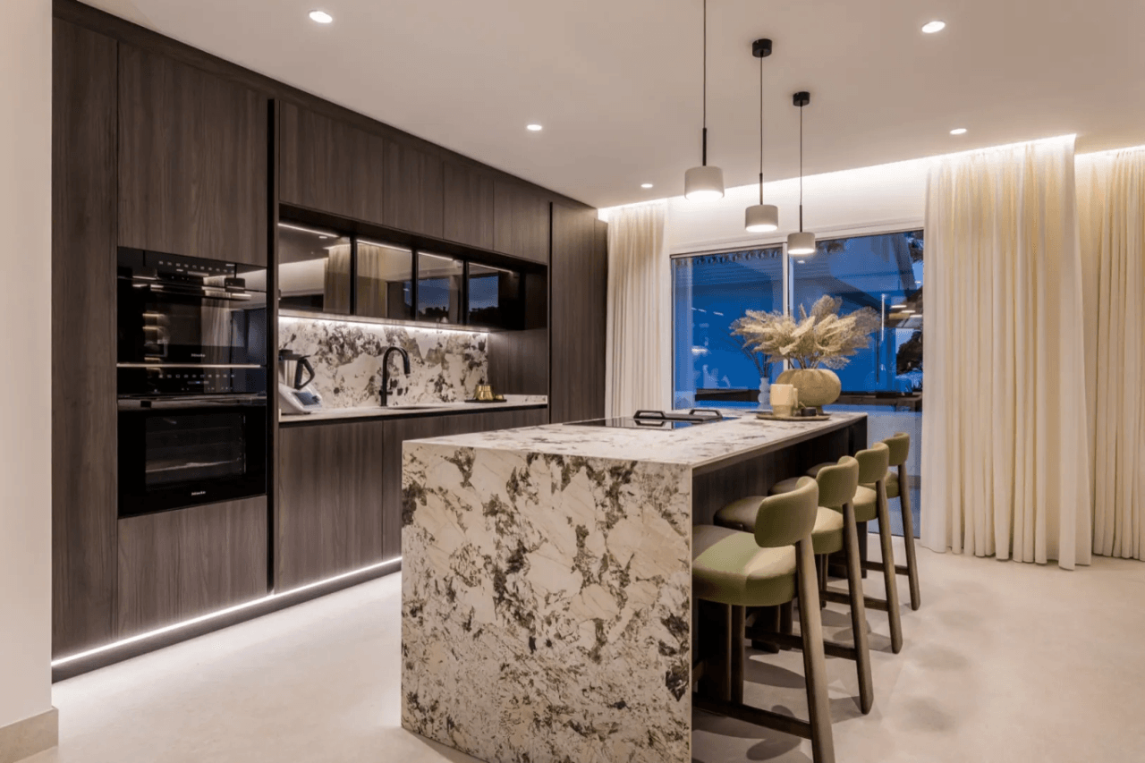 LUXURY APARTMENT IN PALM BEACH, MARBELLA-Bedrooms: 3 Bathrooms: 2