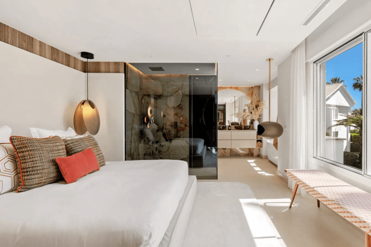 LUXURY APARTMENT IN PALM BEACH, MARBELLA-Bedrooms: 3 Bathrooms: 2