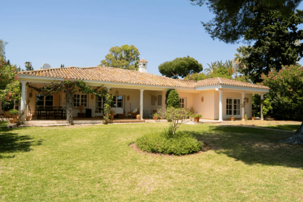 Villa with great renovation potential in El Paraíso, Estepona.