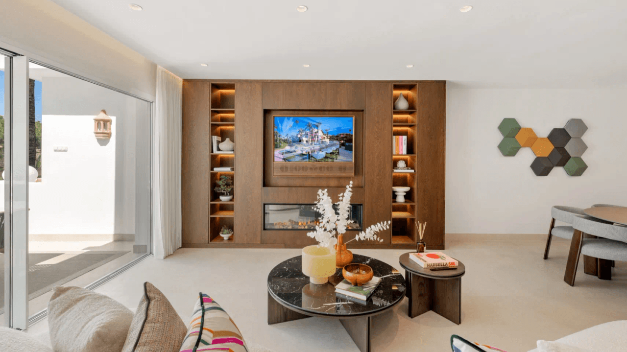 LUXURY APARTMENT IN PALM BEACH, MARBELLA-Bedrooms: 3 Bathrooms: 2