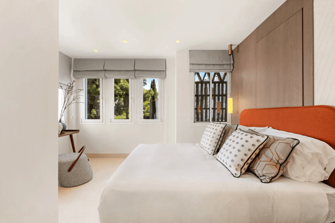 LUXURY APARTMENT IN PALM BEACH, MARBELLA-Bedrooms: 3 Bathrooms: 2