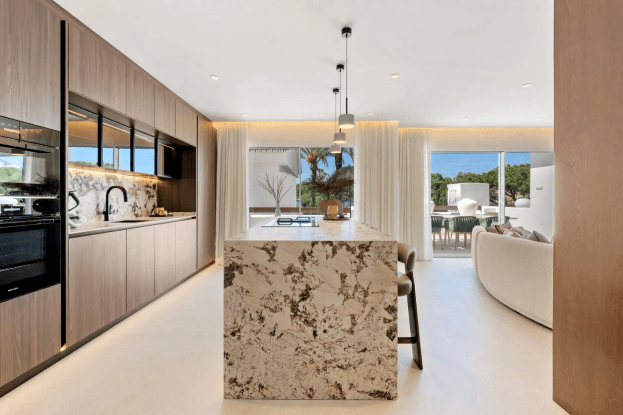 LUXURY APARTMENT IN PALM BEACH, MARBELLA-Bedrooms: 3 Bathrooms: 2