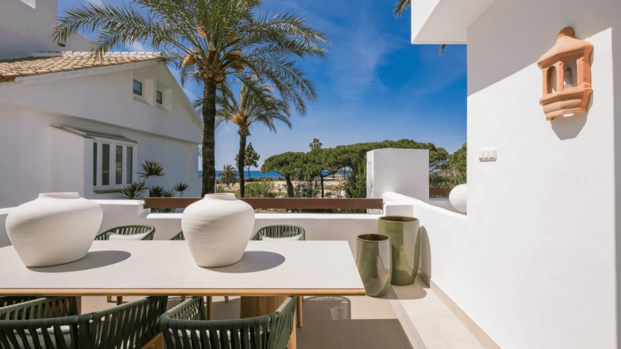 LUXURY APARTMENT IN PALM BEACH, MARBELLA-Bedrooms: 3 Bathrooms: 2