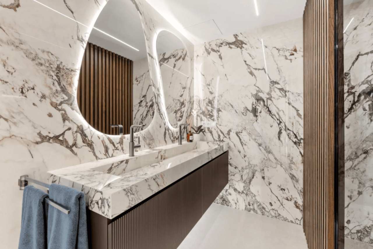 LUXURY APARTMENT IN PALM BEACH, MARBELLA-Bedrooms: 3 Bathrooms: 2