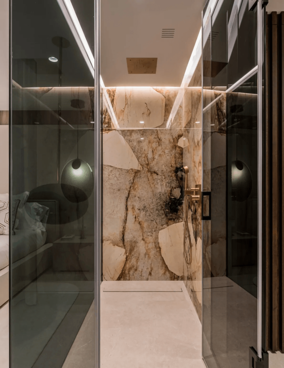 LUXURY APARTMENT IN PALM BEACH, MARBELLA-Bedrooms: 3 Bathrooms: 2