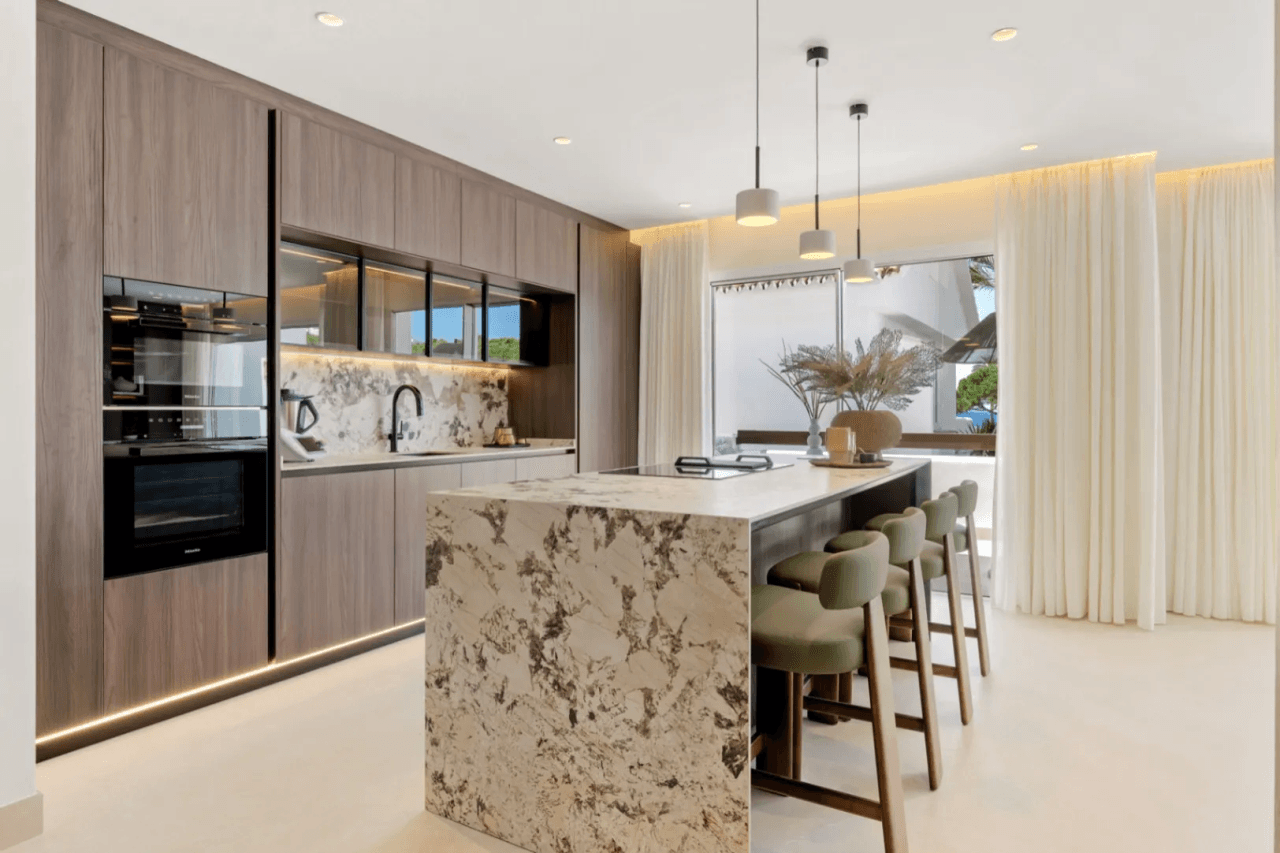 LUXURY APARTMENT IN PALM BEACH, MARBELLA-Bedrooms: 3 Bathrooms: 2