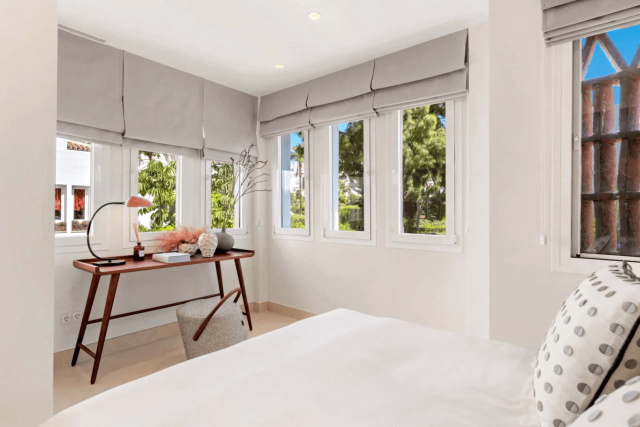 LUXURY APARTMENT IN PALM BEACH, MARBELLA-Bedrooms: 3 Bathrooms: 2