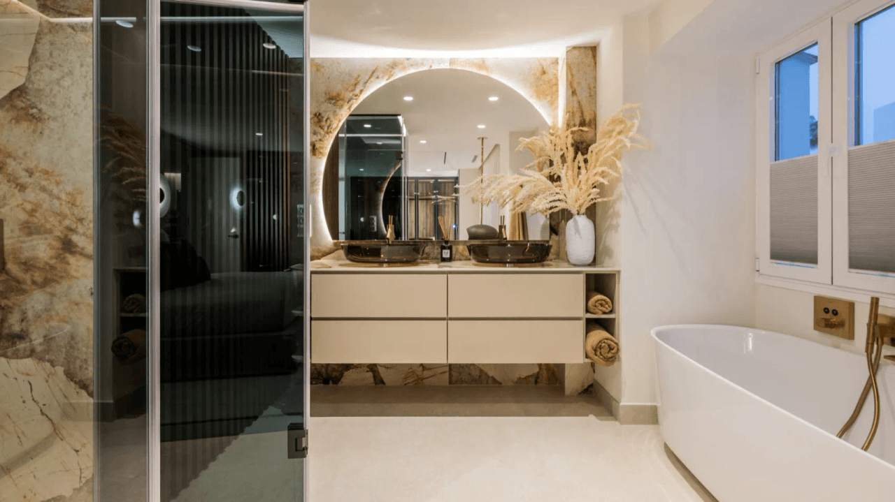 LUXURY APARTMENT IN PALM BEACH, MARBELLA-Bedrooms: 3 Bathrooms: 2