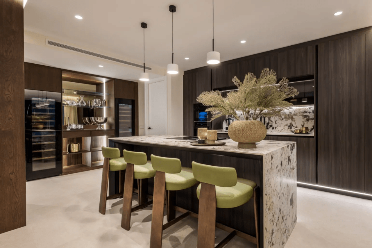 LUXURY APARTMENT IN PALM BEACH, MARBELLA-Bedrooms: 3 Bathrooms: 2