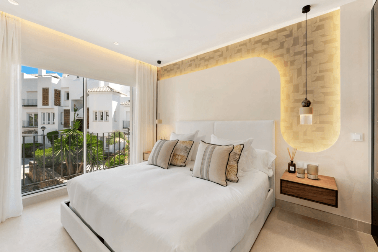 LUXURY APARTMENT IN PALM BEACH, MARBELLA-Bedrooms: 3 Bathrooms: 2