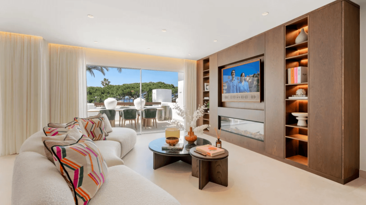 LUXURY APARTMENT IN PALM BEACH, MARBELLA-Bedrooms: 3 Bathrooms: 2