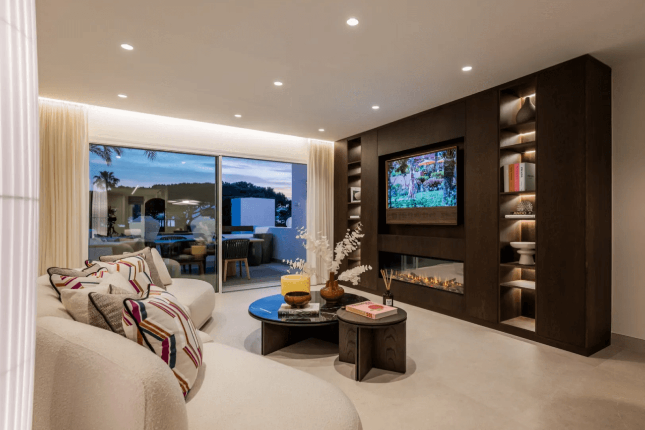 LUXURY APARTMENT IN PALM BEACH, MARBELLA-Bedrooms: 3 Bathrooms: 2