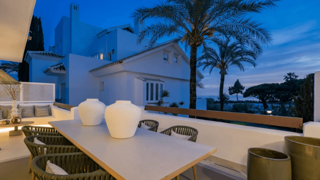 LUXURY APARTMENT IN PALM BEACH, MARBELLA-Bedrooms: 3 Bathrooms: 2