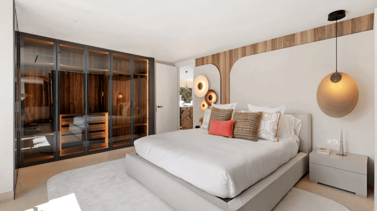 LUXURY APARTMENT IN PALM BEACH, MARBELLA-Bedrooms: 3 Bathrooms: 2