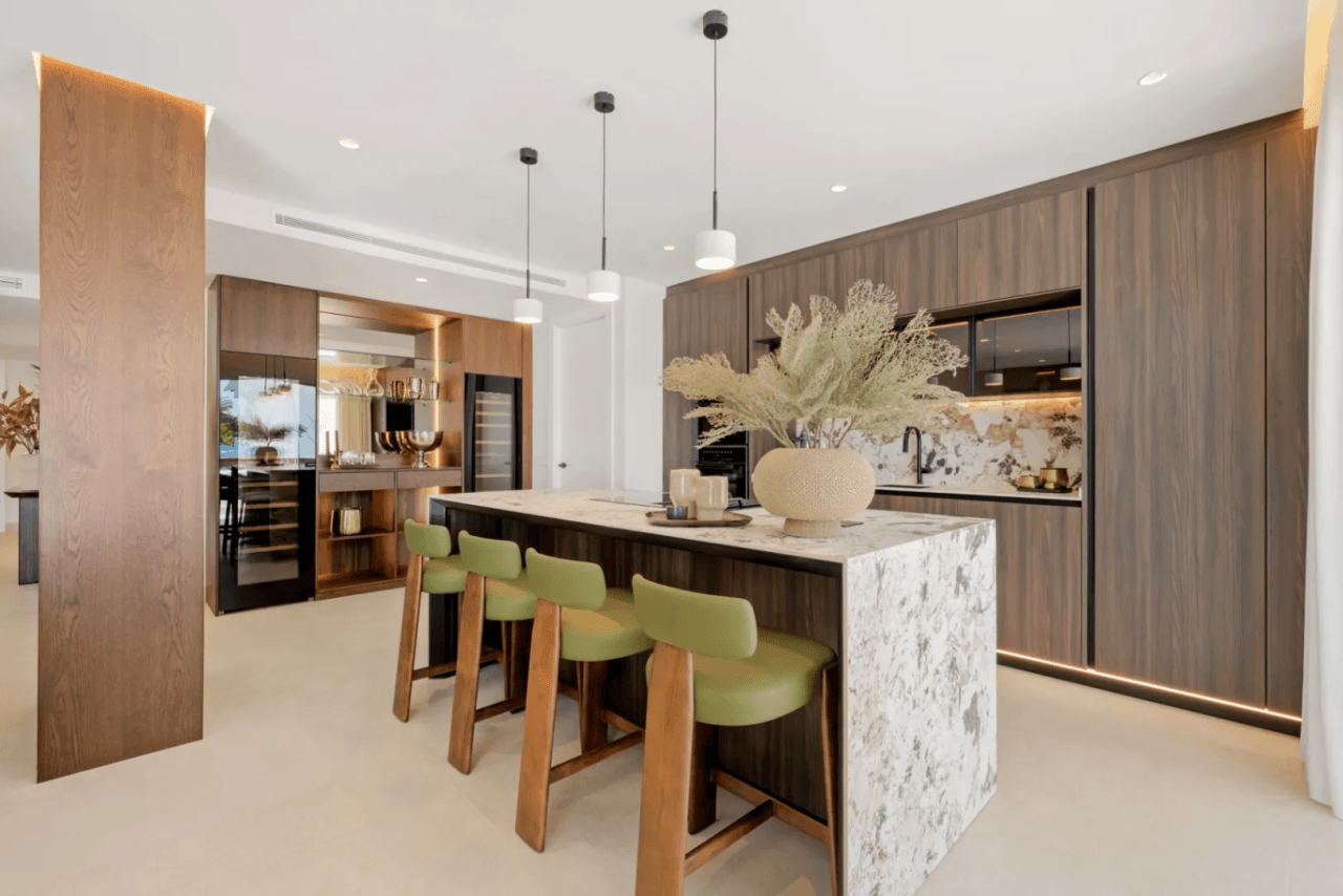 LUXURY APARTMENT IN PALM BEACH, MARBELLA-Bedrooms: 3 Bathrooms: 2