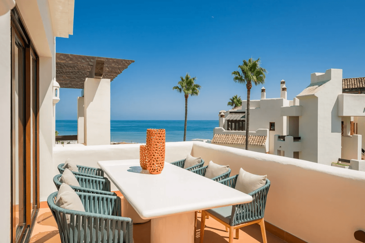 LUXURY PENTHOUSE BETWEEN MARBELLA & ESTEPONA-Bedrooms: 3 Bathrooms: 2