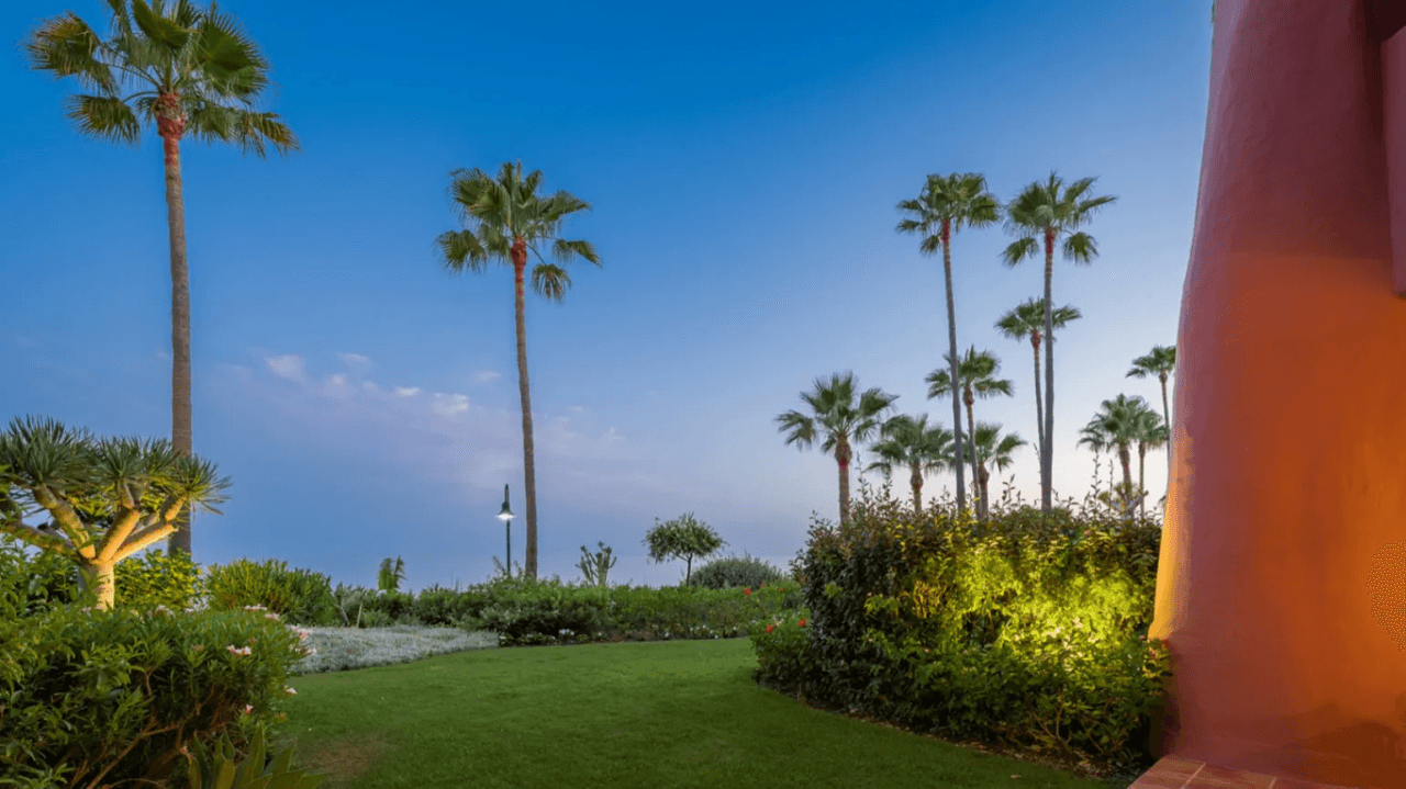 LUXURY PENTHOUSE BETWEEN MARBELLA & ESTEPONA-Bedrooms: 3 Bathrooms: 2