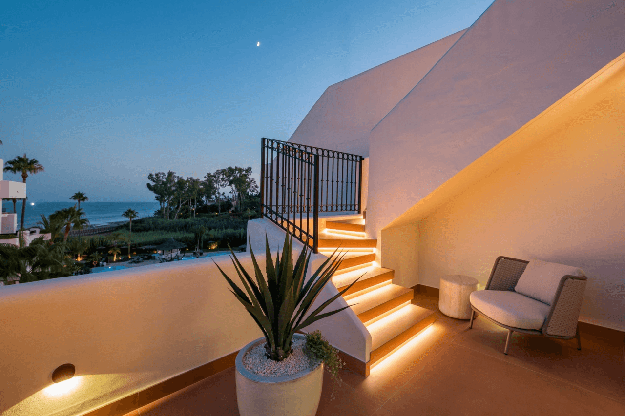 LUXURY PENTHOUSE BETWEEN MARBELLA & ESTEPONA-Bedrooms: 3 Bathrooms: 2