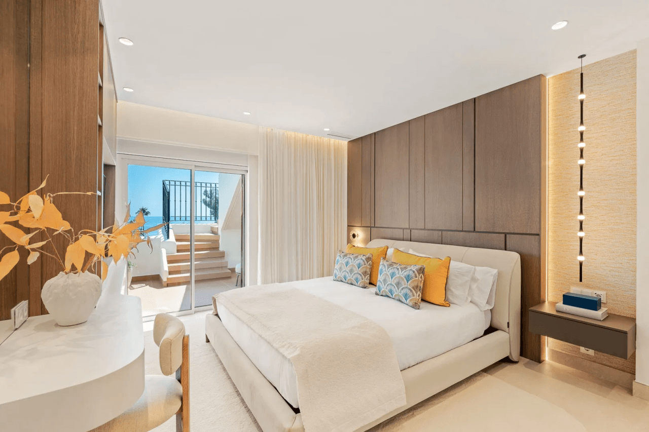 LUXURY PENTHOUSE BETWEEN MARBELLA & ESTEPONA-Bedrooms: 3 Bathrooms: 2