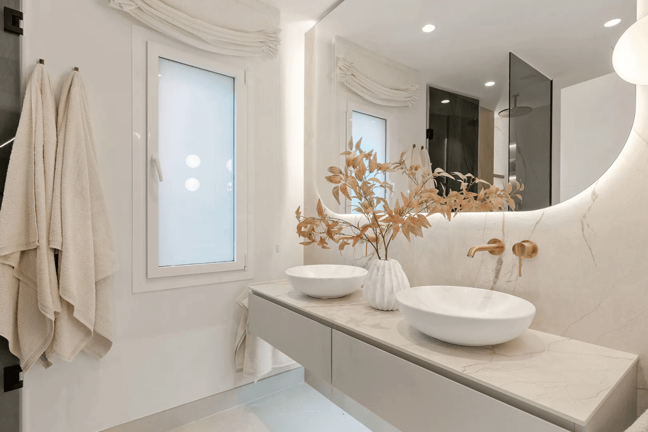 LUXURY PENTHOUSE BETWEEN MARBELLA & ESTEPONA-Bedrooms: 3 Bathrooms: 2