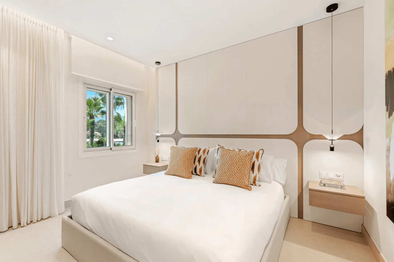 LUXURY PENTHOUSE BETWEEN MARBELLA & ESTEPONA-Bedrooms: 3 Bathrooms: 2