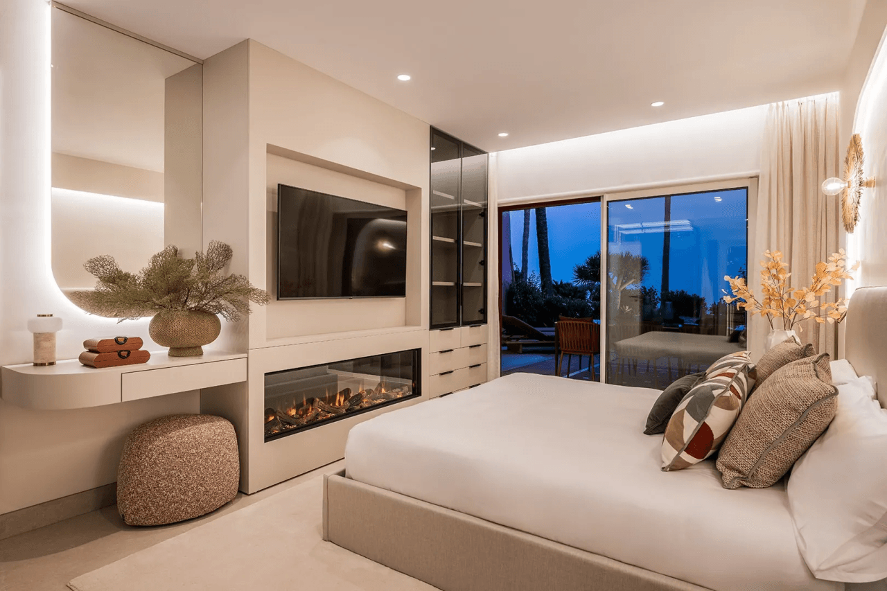 LUXURY PENTHOUSE BETWEEN MARBELLA & ESTEPONA-Bedrooms: 3 Bathrooms: 2