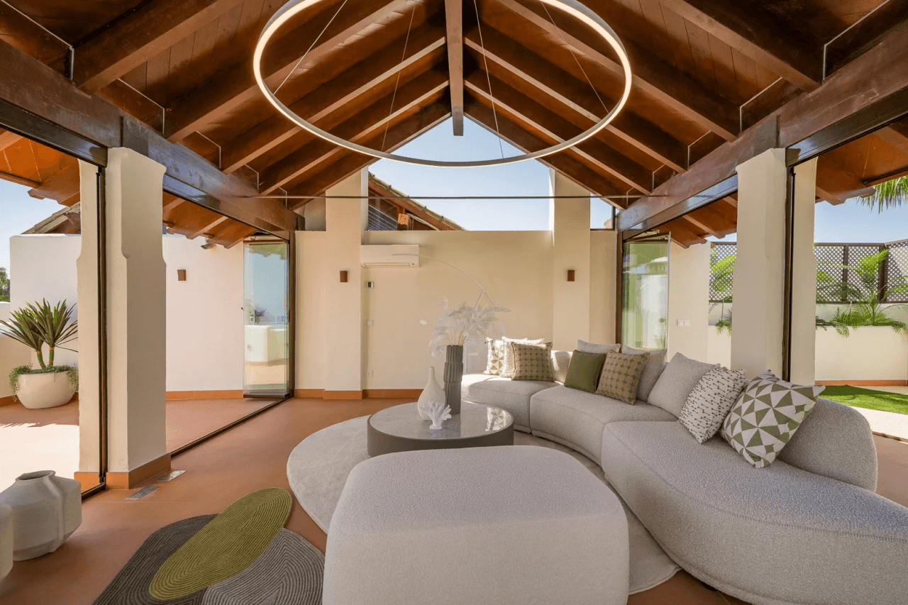 LUXURY PENTHOUSE BETWEEN MARBELLA & ESTEPONA-Bedrooms: 3 Bathrooms: 2