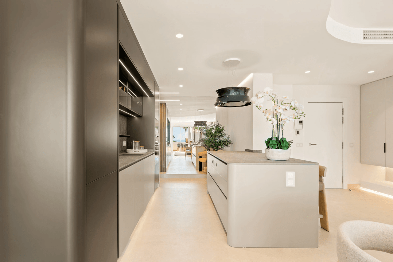 LUXURY PENTHOUSE BETWEEN MARBELLA & ESTEPONA-Bedrooms: 3 Bathrooms: 2