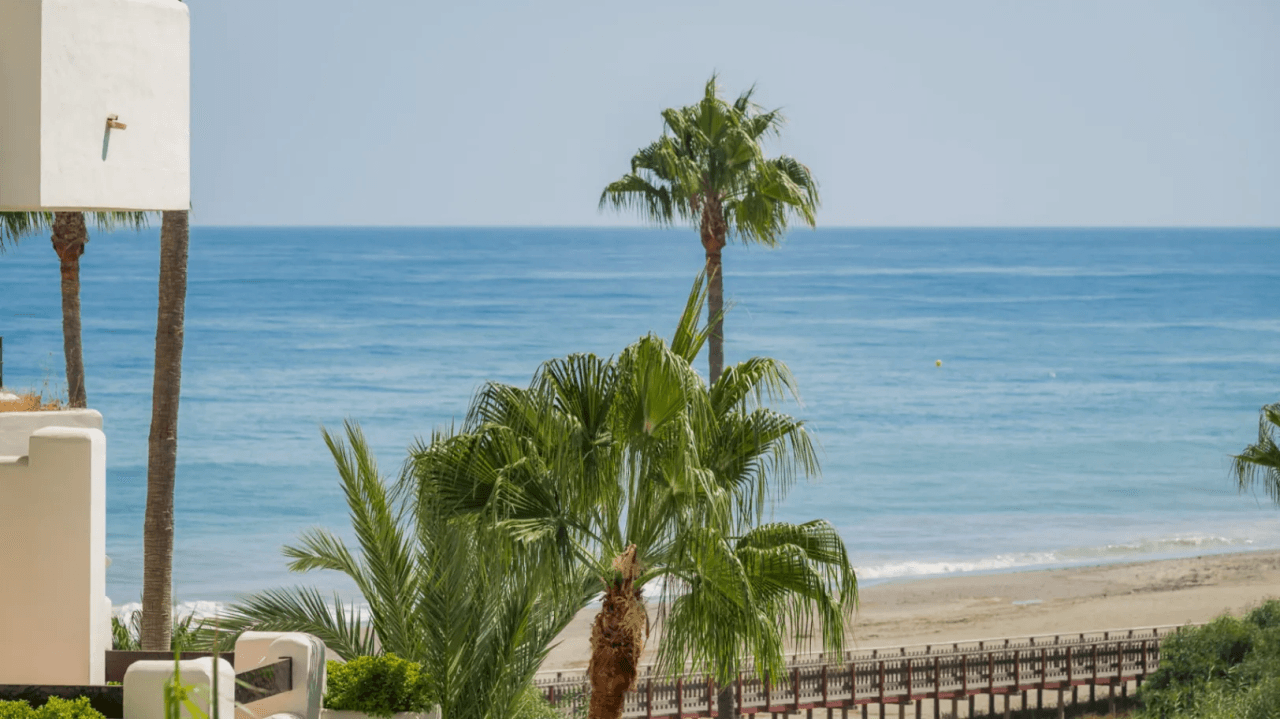 LUXURY PENTHOUSE BETWEEN MARBELLA & ESTEPONA-Bedrooms: 3 Bathrooms: 2