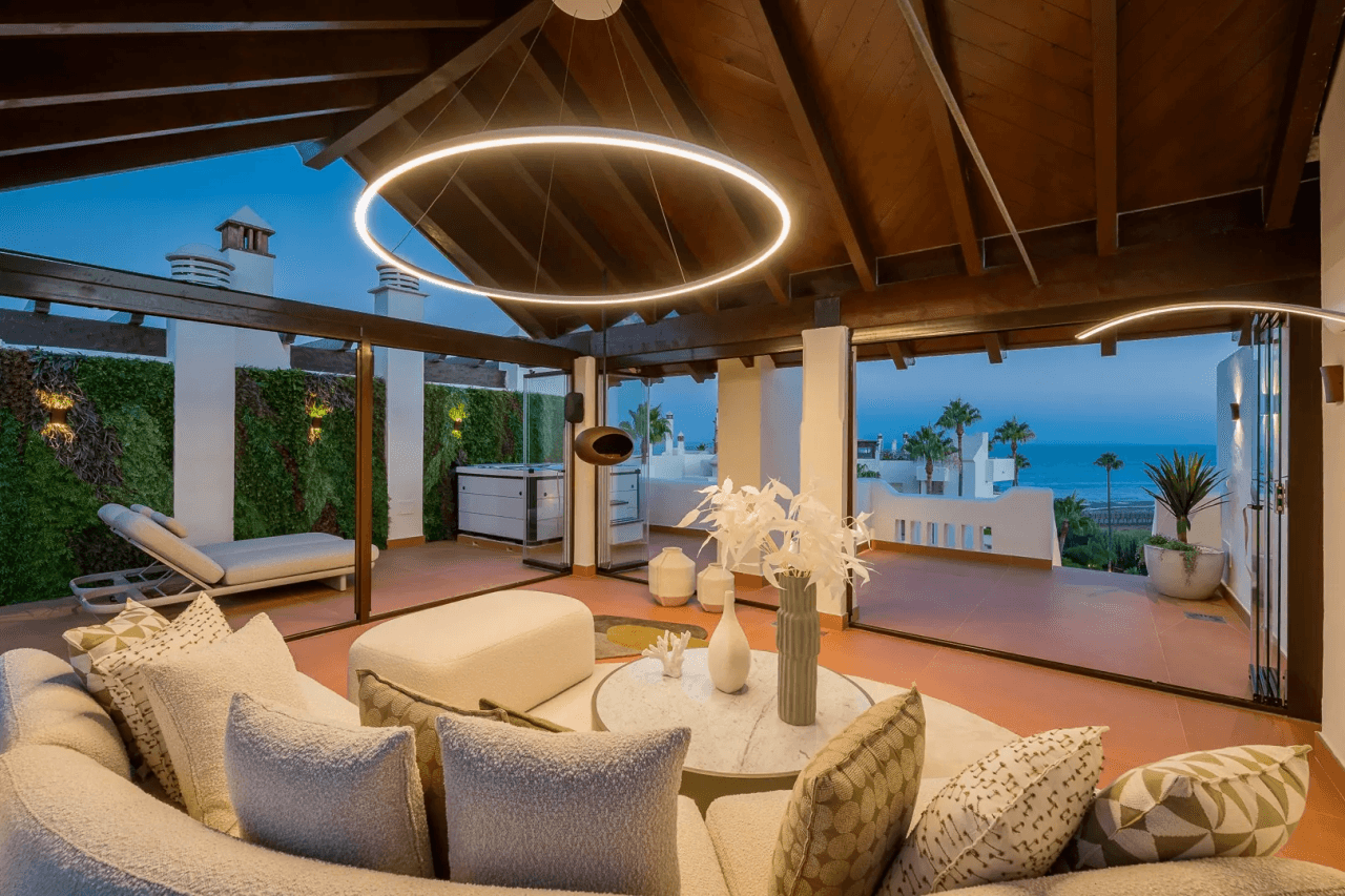 LUXURY PENTHOUSE BETWEEN MARBELLA & ESTEPONA-Bedrooms: 3 Bathrooms: 2
