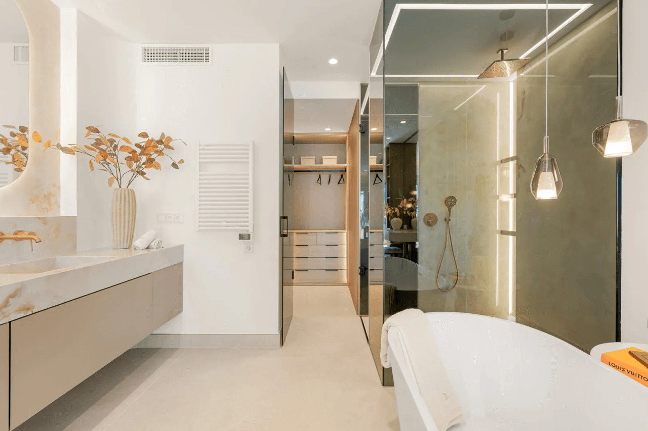 LUXURY PENTHOUSE BETWEEN MARBELLA & ESTEPONA-Bedrooms: 3 Bathrooms: 2