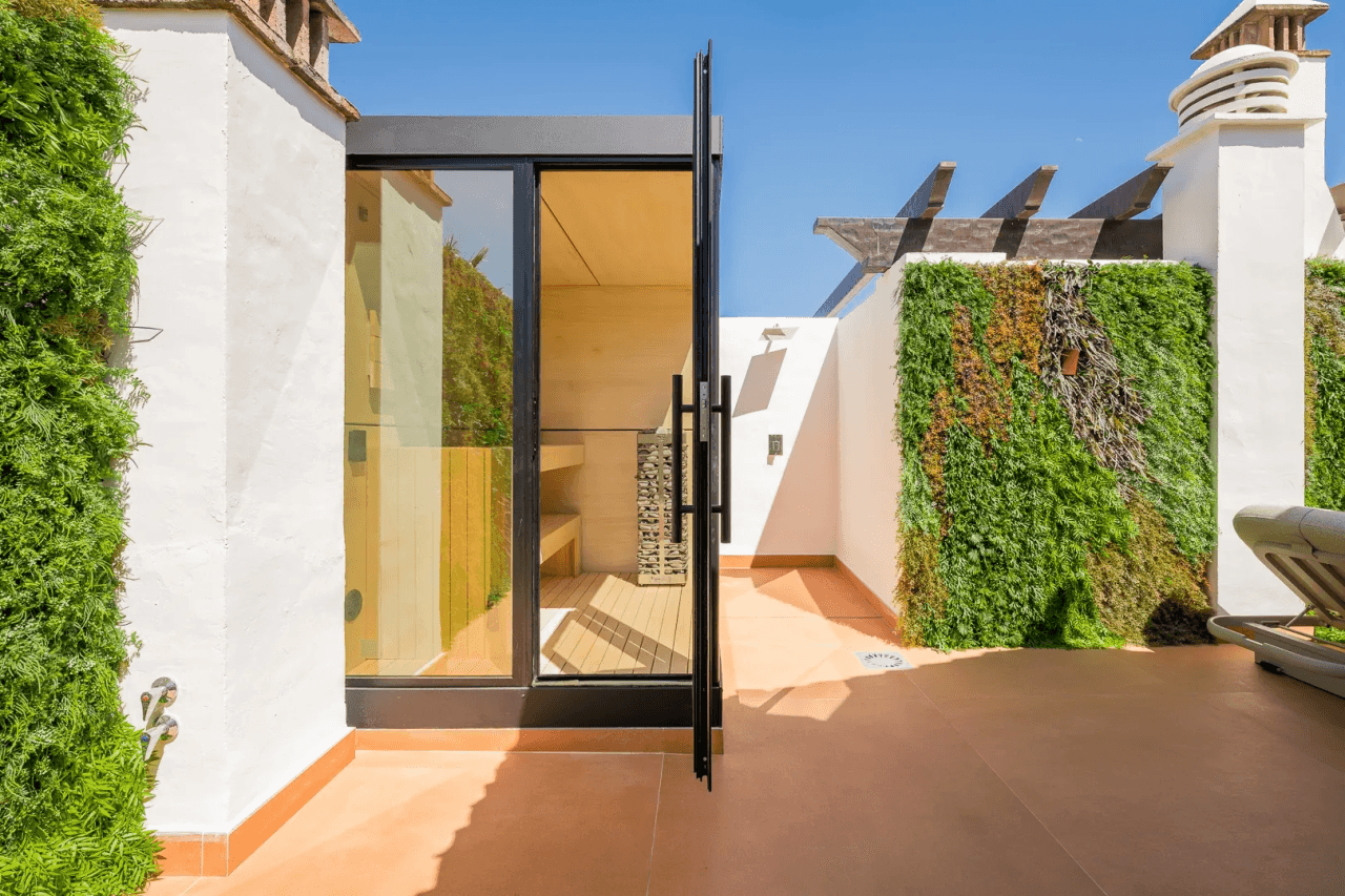 LUXURY PENTHOUSE BETWEEN MARBELLA & ESTEPONA-Bedrooms: 3 Bathrooms: 2