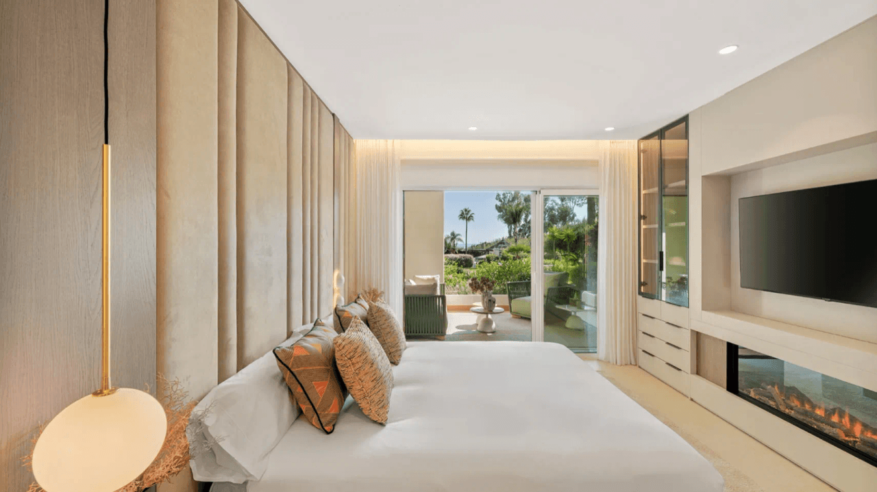 LUXURY PENTHOUSE BETWEEN MARBELLA & ESTEPONA-Bedrooms: 3-Bathrooms: 3