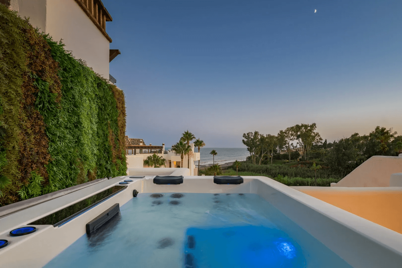 LUXURY PENTHOUSE BETWEEN MARBELLA & ESTEPONA-Bedrooms: 3 Bathrooms: 2