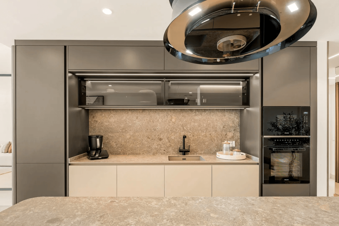 LUXURY PENTHOUSE BETWEEN MARBELLA & ESTEPONA-Bedrooms: 3 Bathrooms: 2