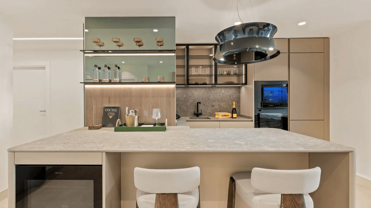LUXURY PENTHOUSE BETWEEN MARBELLA & ESTEPONA-Bedrooms: 3-Bathrooms: 3