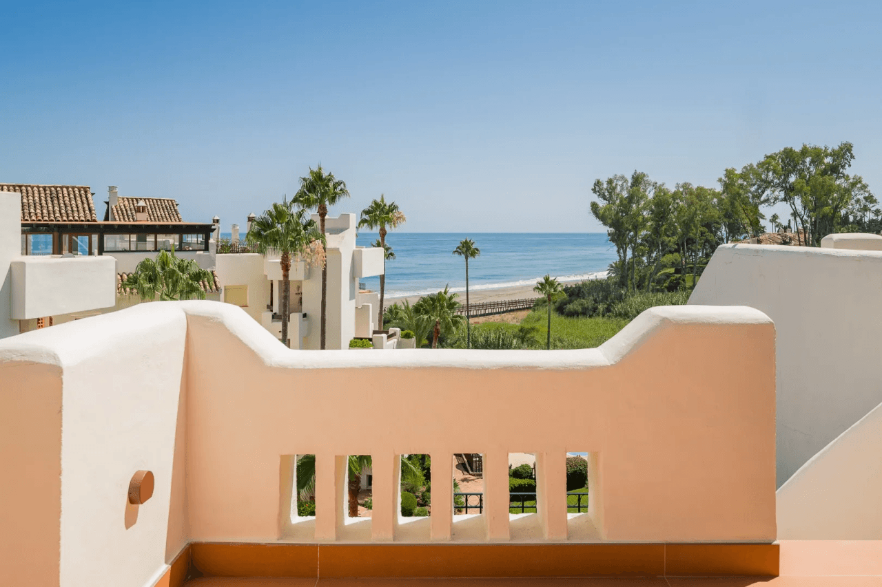 LUXURY PENTHOUSE BETWEEN MARBELLA & ESTEPONA-Bedrooms: 3 Bathrooms: 2