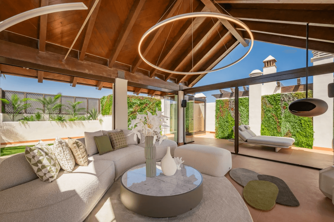 LUXURY PENTHOUSE BETWEEN MARBELLA & ESTEPONA-Bedrooms: 3 Bathrooms: 2