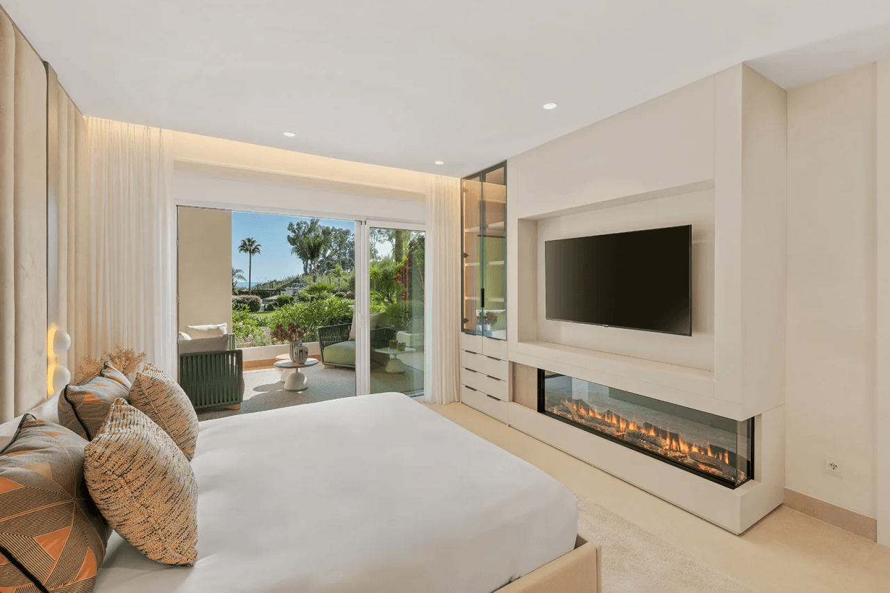 LUXURY PENTHOUSE BETWEEN MARBELLA & ESTEPONA-Bedrooms: 3-Bathrooms: 3