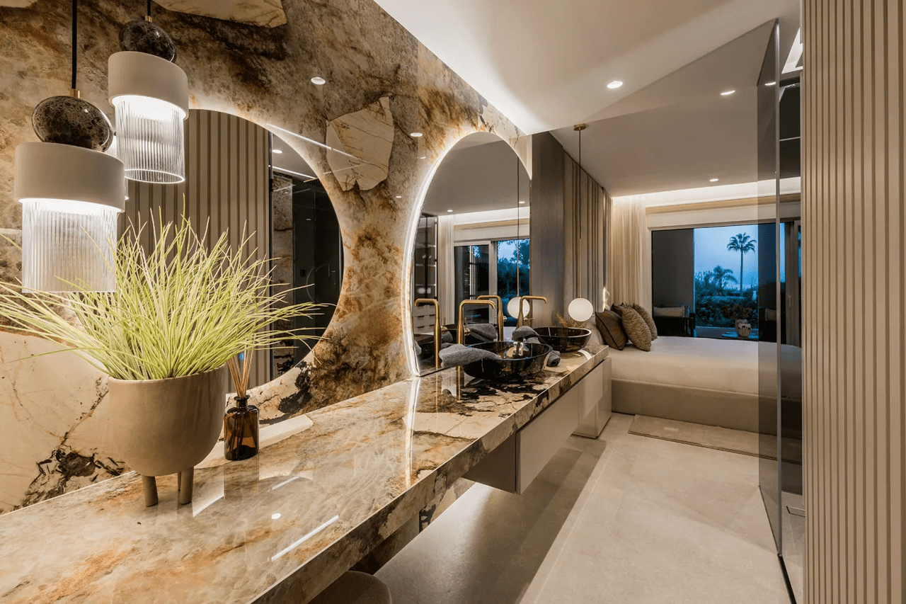 LUXURY PENTHOUSE BETWEEN MARBELLA & ESTEPONA-Bedrooms: 3-Bathrooms: 3