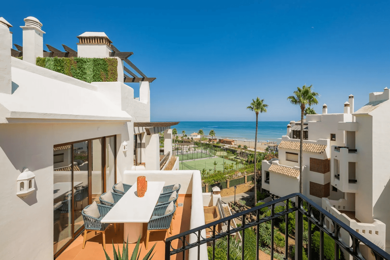 LUXURY PENTHOUSE BETWEEN MARBELLA & ESTEPONA-Bedrooms: 3 Bathrooms: 2