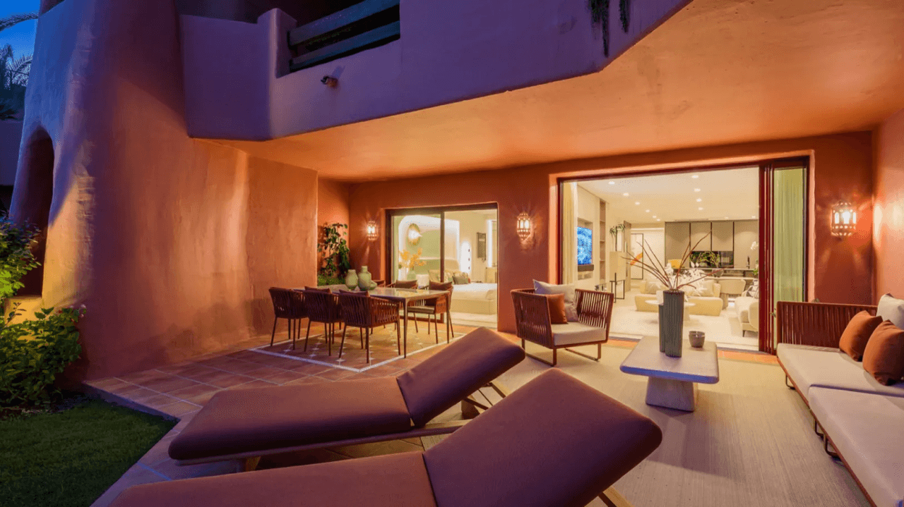 LUXURY PENTHOUSE BETWEEN MARBELLA & ESTEPONA-Bedrooms: 3 Bathrooms: 2