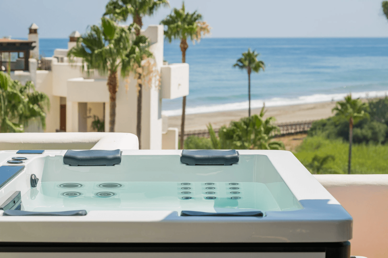 LUXURY PENTHOUSE BETWEEN MARBELLA & ESTEPONA-Bedrooms: 3 Bathrooms: 2