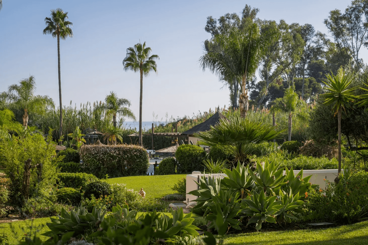 LUXURY PENTHOUSE BETWEEN MARBELLA & ESTEPONA-Bedrooms: 3-Bathrooms: 3